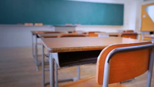 Rede privada de ensino ameaça com demissões e professores se manifestam pela volta às aulas