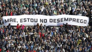 Sem perspectiva de futuro, metade dos jovens brasileiros pensam em deixar o país