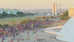 Em Brasília, milhares tomam a Esplanada dos Ministérios contra Bolsonaro