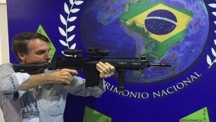 Bolsonaro fomenta o porte de fuzis por guardas civis, com o apoio do STF golpista