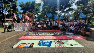 Trabalhadores da educação em greve fazem manifestação em Belo Horizonte