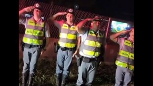 [VÍDEO] Policiais Militares prestam continência para bolsonaristas que bloqueiam estradas, em SP