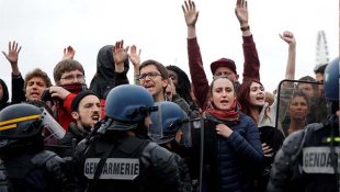 França: Hollande impõe por decreto a odiada reforma trabalhista