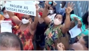 Terceirizadas protestam contra falta de pagamento de verbas de rescisão em Salvador (BA)