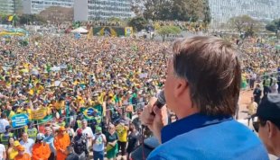 Em discurso, Bolsonaro reitera ameaça de intervenção contra Supremo