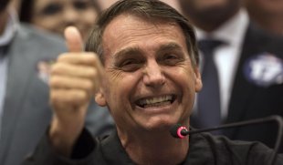 Acenando à bancada evangélica, Bolsonaro assina projeto de ensino domiciliar privatizante