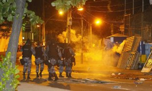 Policiais na Maré atiram em crianças e mulheres para dispersar manifestação