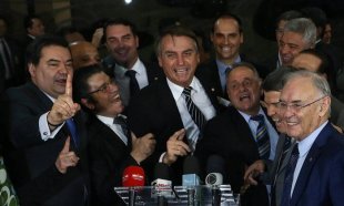 Para acabar com nossa aposentadoria, Bolsonaro irá recriar dois ministérios em aceno ao Congresso