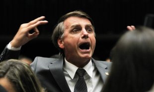 Na defensiva, Bolsonaro se irrita e agride verbalmente repórter da Folha