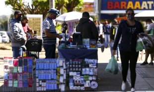 Informalidade no Brasil chega a 39,7%, enquanto auxílio não paga nem uma cesta básica