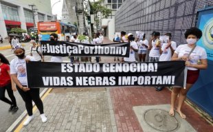 Família de adolescente morto pela PM em Jaboatão protesta pedindo justiça