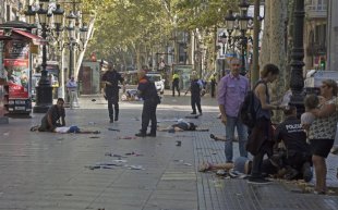 Atentado em Barcelona deixa dois mortos; polícia considera ação como terrorismo