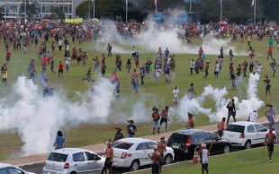 HOJE: Manifestação dos índios pela demarcação de terras é reprimida em Brasília