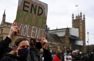 O que revelam os protestos contra o feminicídio de Sarah Everard no Reino Unido