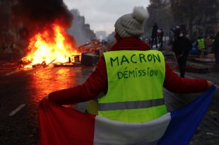 A rebelião dos "coletes amarelos" humilha Macron e faz governo retroceder
