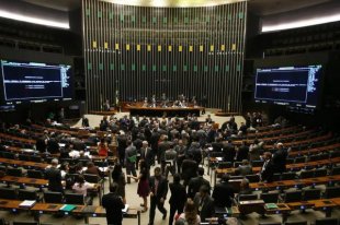 Acordo entre governo e oposição adia votação da previdência para maio