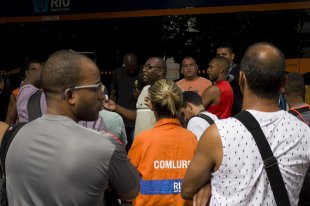 Garis da COMLURB protestam por direitos não cumpridos por Crivella