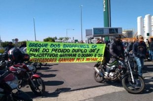 Entregadores de aplicativo fazem manifestação contra humilhação de motoboy em Brasília