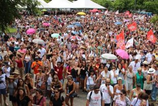 Manifestação reúne milhares contra os ajustes de Gean em Florianópolis