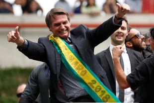 Bolsonaro revela intenção autoritária de militarizar ministérios caso eleito