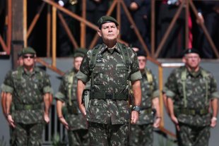 Exército cerra fileiras com Bolsonaro: será cãozinho para extinguir direitos trabalhistas