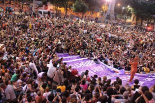Mais de 2 mil mulheres nas ruas pelo direito ao aborto e contra Cunha