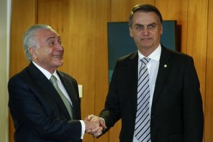 Bolsonaro elogia Temer sobre as reformas e diz que salário mínimo não tem como aumentar 