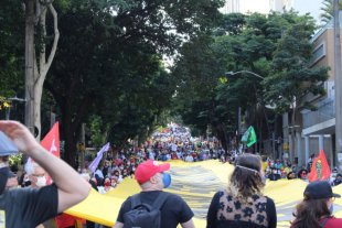Dezenas de milhares se manifestam em BH contra Bolsonaro neste 19 de junho