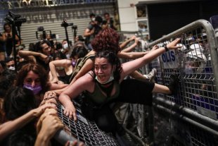 Mulheres vão às ruas na Turquia contra a decisão de tirar o país da Convenção de Istambul