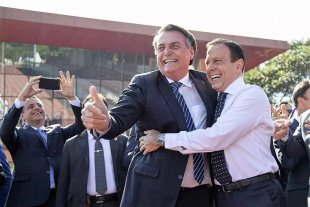 Doria se junta a Bolsonaro, proíbe atos da oposição, vomita autoritarismo e tira máscara de terceira via