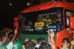 [VÍDEO] Bolsonaristas invadem Esplanada dos Ministérios com conivência da polícia