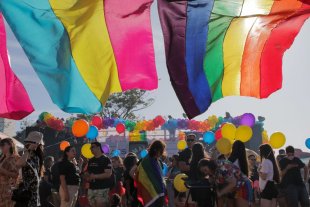 Parada LGBTQIAP+ de Brasília tem mais de 200 mil pessoas nas ruas