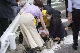 Ex-premiê do Japão é assassinado durante comício eleitoral