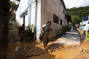 Supermercados se aproveitam das chuvas em SP para lucrar mais: Água por R$ 93, macarrão a R$ 20 e café por R$ 30