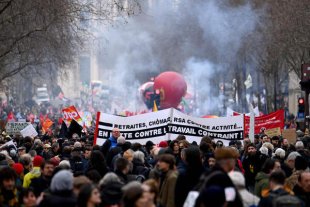 Provocação: Macron aprovou a odiada reforma da previdência por decreto e arrisca incendiar o país