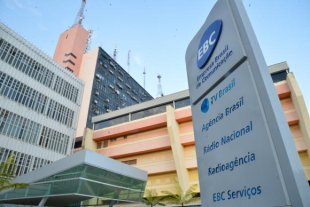 Cercando as críticas na imprensa, Temer intervém na EBC