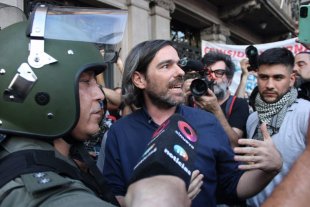 Em meio a brutal repressão, deputados da frente de esquerda se retiram do congresso e juntam-se a mobilização nas ruas de Buenos Aires