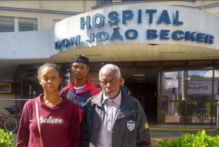 Idoso negro, acusado de furto, é agredido em hospital e sua esposa, assustada, infarta e morre