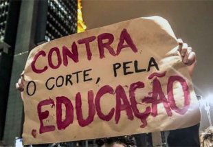Com cortes de Bolsonaro e Congresso, Reitoria ameaça não pagamento de bolsas e demissões na UnB