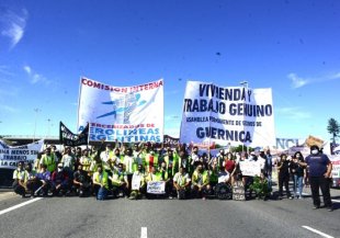 Trabalhadores da Latam e terceirizados fecham entrada para o aeroporto Ezeiza em Buenos Aires