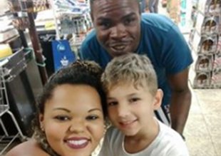 Casal negro sofre racismo e quase é preso por andar com menino loiro na rua