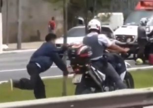 Impunidade Policial: Juíza não vê ilegalidade em caso de jovem negro algemado a moto