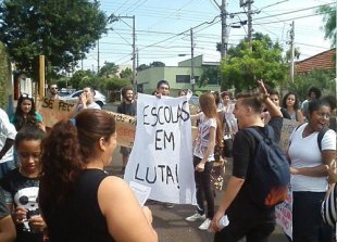 Estudantes se manifestam em frente à E.E. Augusta da Silva Cesar contra a reorganização escolar em Araraquara