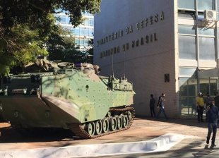 [VIDEO] Veja imagens do "desfile" de tanques usados por Bolsonaro como provocação golpista