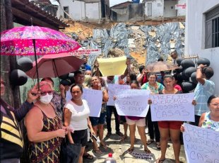 Moradores que perderam casa em desabamento protestam contra Álvaro Dias com "mêsversário" 