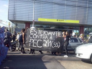 Ato de secundaristas contra a PEC 241 e a reforma do Ensino Médio ocorre em São Paulo