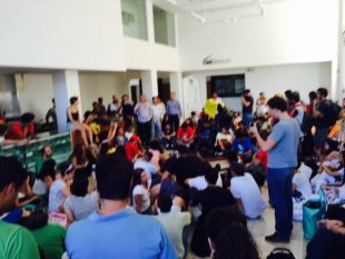 Estudantes ocupam reitoria da UFF em Niterói