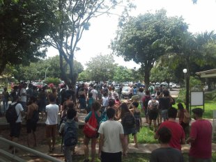 Movimento estudantil impede votação de aumento de preço do Restaurante Universitário na Unesp/Marília!