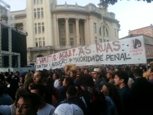 Juventude às Ruas leva faixa contra a redução da maioridade penal na Virada
