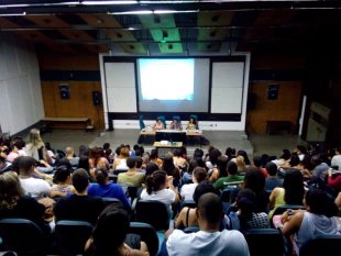 Centenas de Estudantes debatem Redução da Maioridade Penal na calourada do Serviço Social